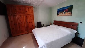 4 عدّة غرف نوم ومكتب وملاءات أسرّة