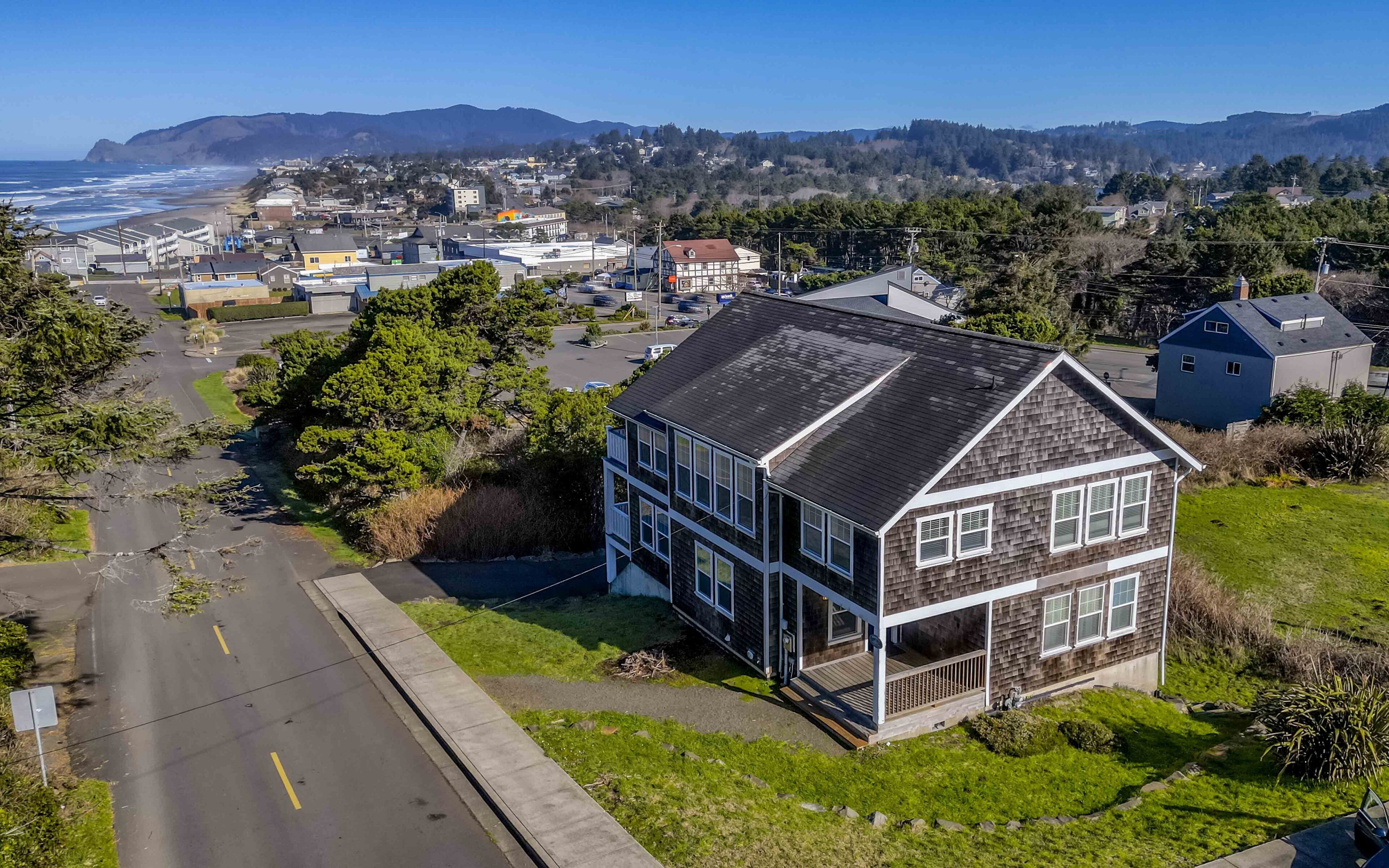 Hot Tub, Game Room, Ocean Views, Loads of Amenities in Central Lincoln City