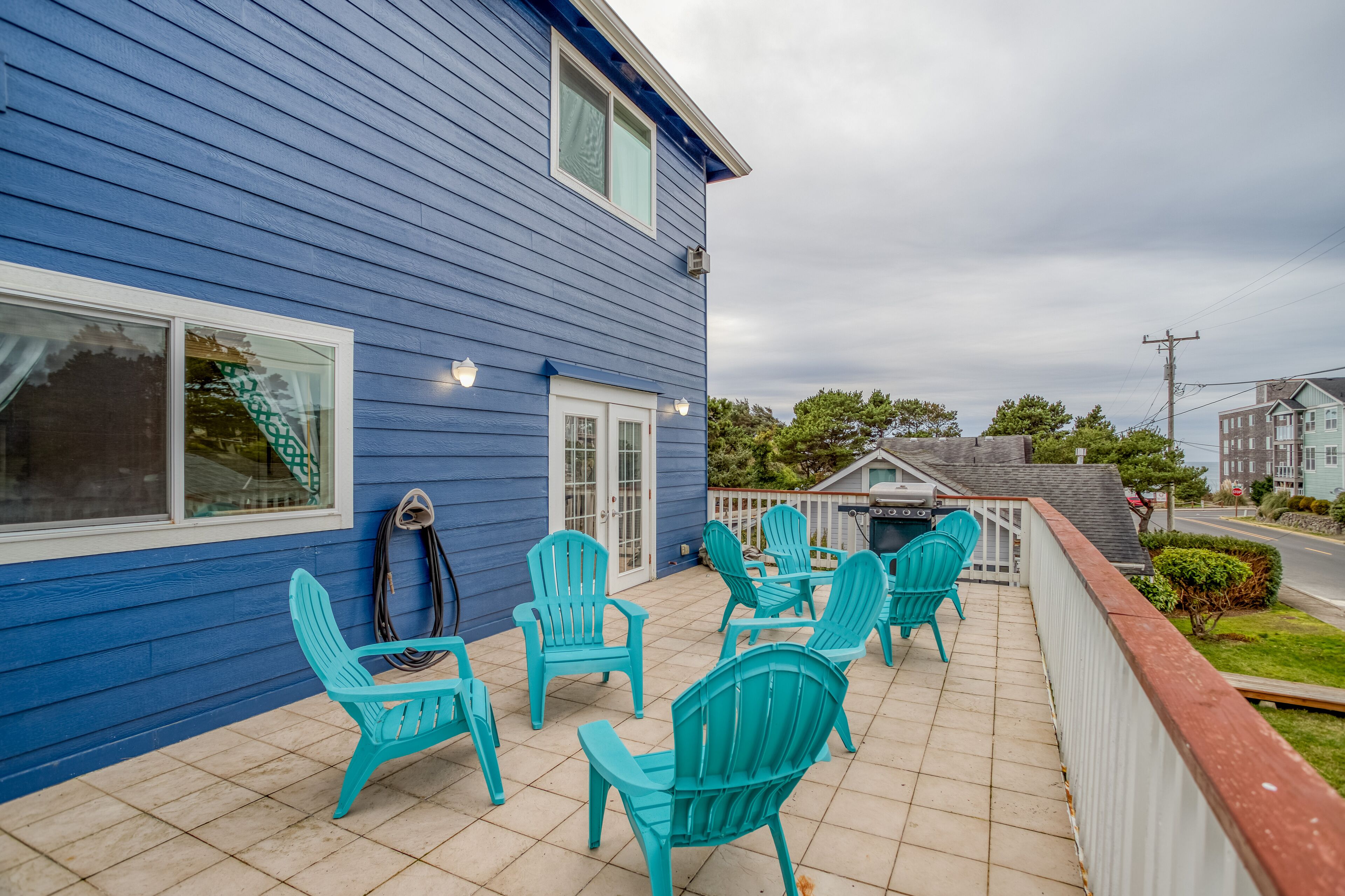 Walk to Beach, 3-Story, 4 Bedroom Home, 3 Queen Suites, 2 Spa Tubs!