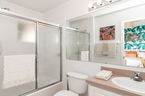 Ferienhaus, Mehrere Betten, Balkon | Badezimmer