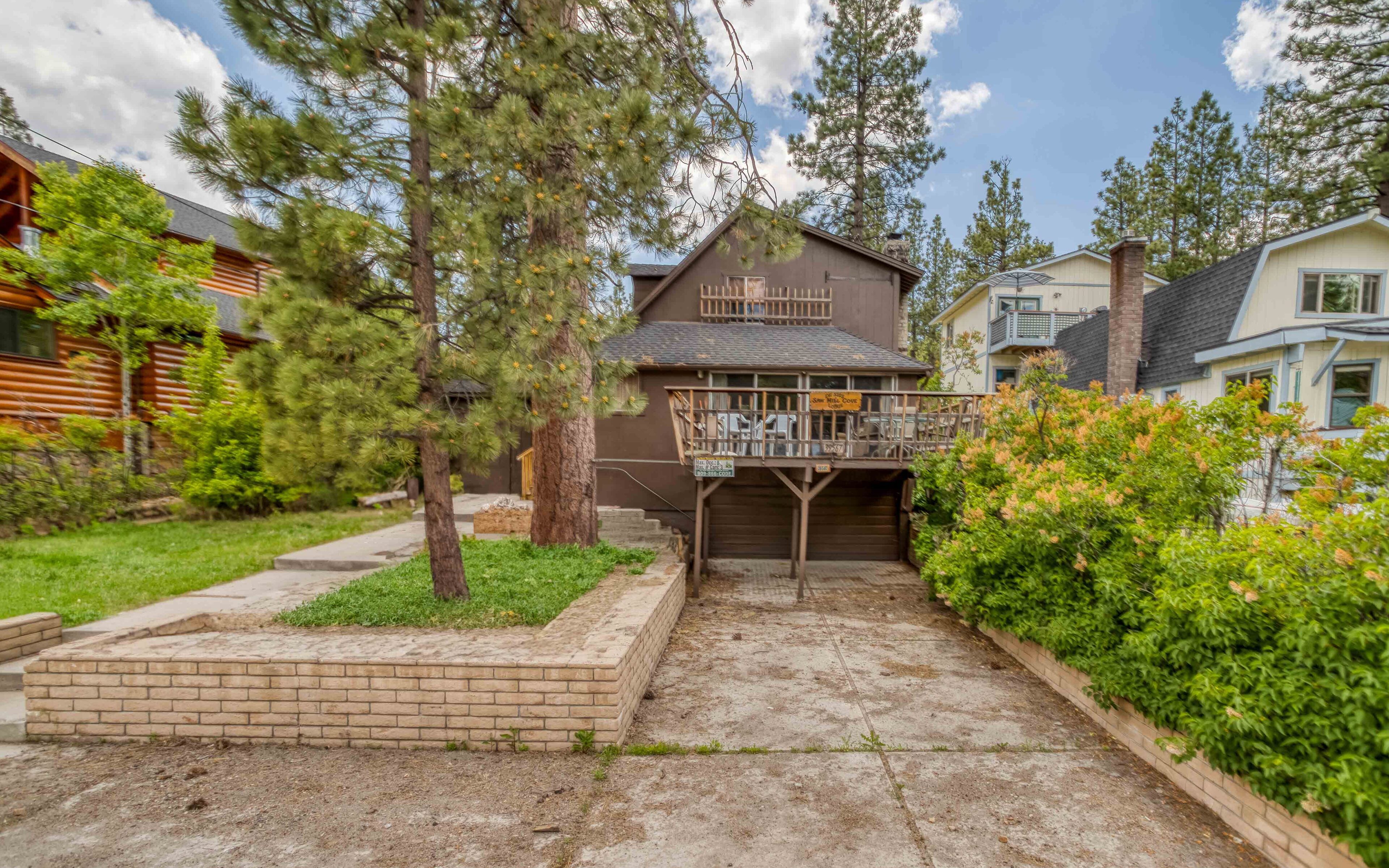 Pet-friendly lodge with views, by the lake with yard, BBQ, deck and more