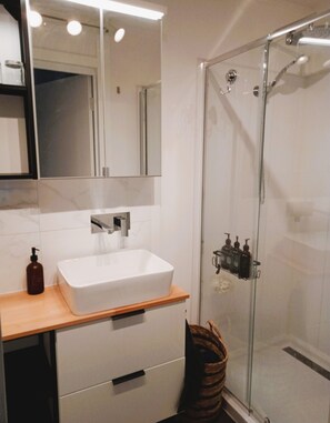 Een douche, een haardroger, handdoeken, zeep