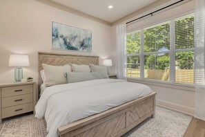 3 bedrooms, iron/ironing board, WiFi, bed sheets - Mission House - 2.5 mi to UofA and DT Fayetteville (Fayetteville)