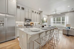 Kylskåp, mikrovågsugn, ugn och spishäll