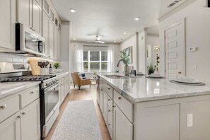 Fridge, microwave, oven, stovetop - Mission House - 2.5 mi to UofA and DT Fayetteville (Fayetteville)