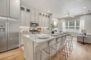 Refrigerador, microondas, horno, placa de cocina