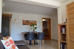 TV, books - Ferienwohnung mit Sonnenterrasse in der Fränkischen Schweiz (Velden)