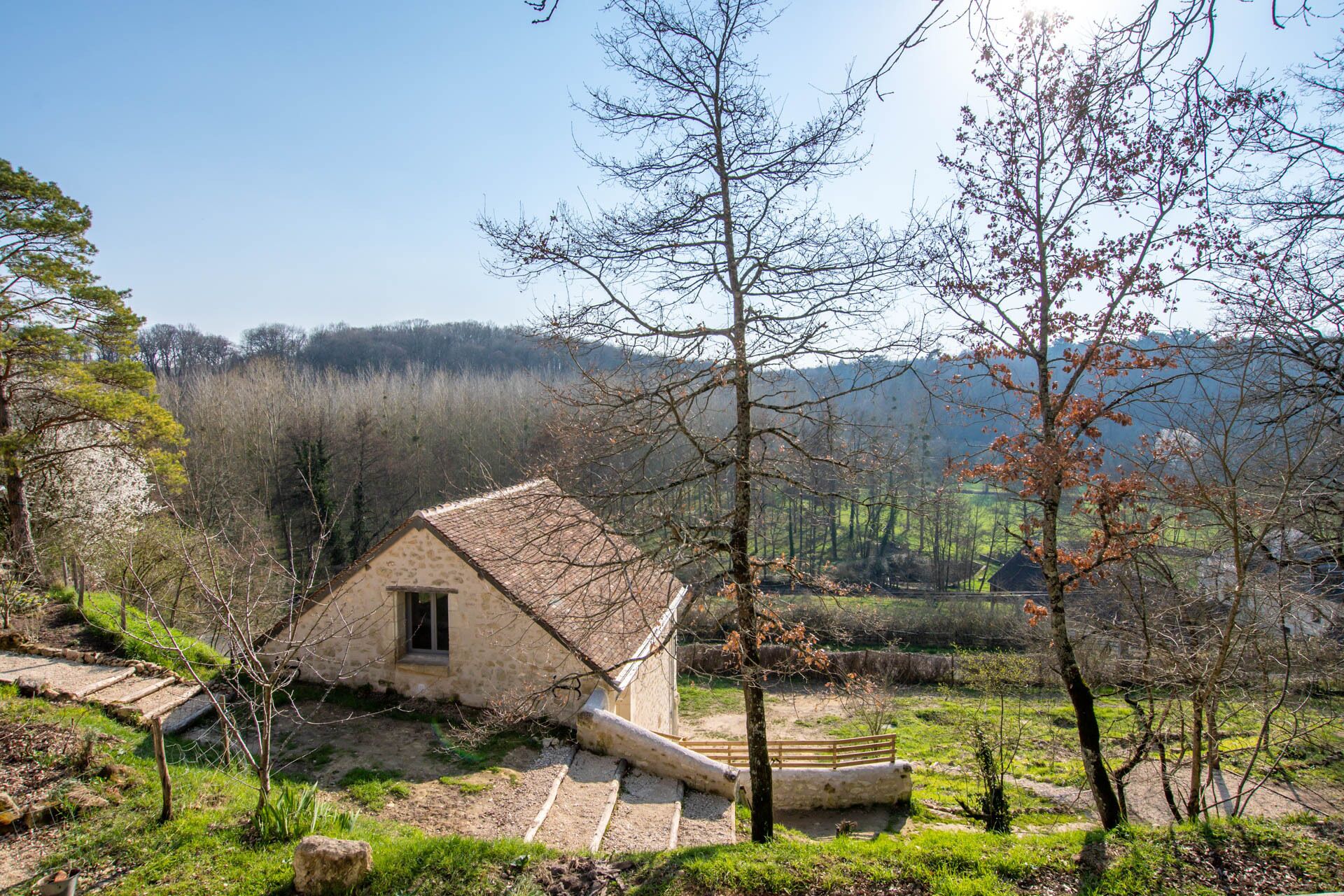 La maison adossée au côteau dispose d'une vue sur la vallée de la Manse