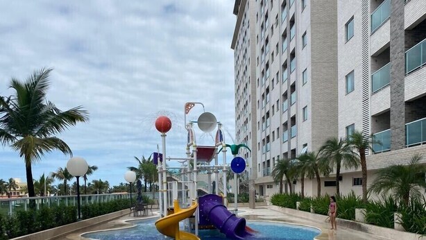 Ein Wasserpark mit einem bunten Spielbereich und einem Schwimmbecken.