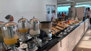 Ein reichhaltiges Buffet mit verschiedenen Speisen und Getränken.