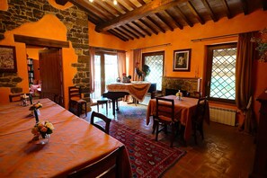 Dining - B&B 400 year old restored farmhouse 15 acres,  6 apartments (Montegabbione (TR))