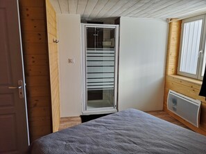 2 bedrooms, iron/ironing board, travel cot