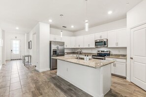 Een koelkast, een magnetron, een oven, een kookplaat