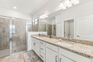 Combined shower/tub, bidet, towels, soap