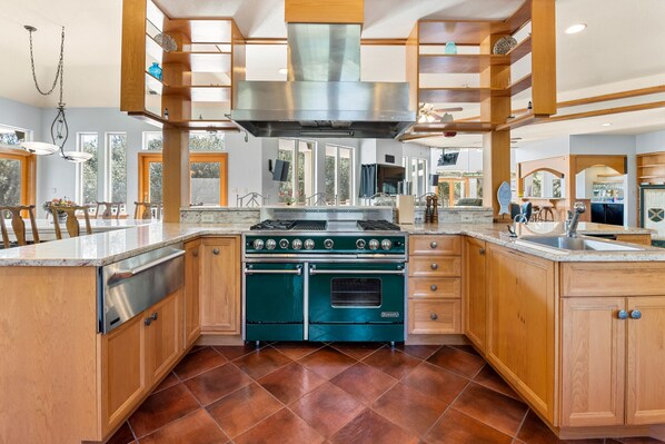 Fridge, microwave, oven, stovetop - Sailors Cove: Private Pool | Indoor Putting Green (Corolla)