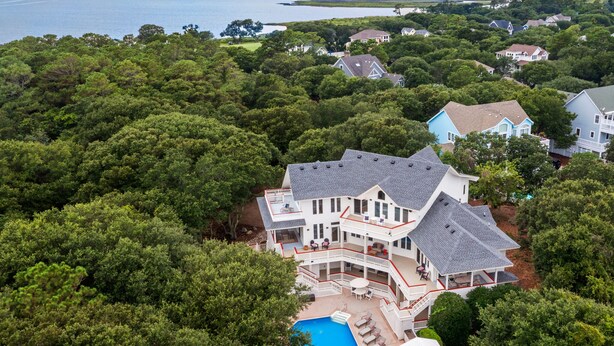 Un'ampia casa con piscina, immersa nel verde e con vista sul mare.