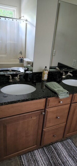 Combined shower/bathtub, jetted bath, hair dryer, towels - Beautiful Family home with access to Red Mill Pond (Milton)