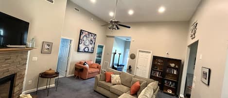 Téléviseur connecté, foyer, lecteur de DVD, livres