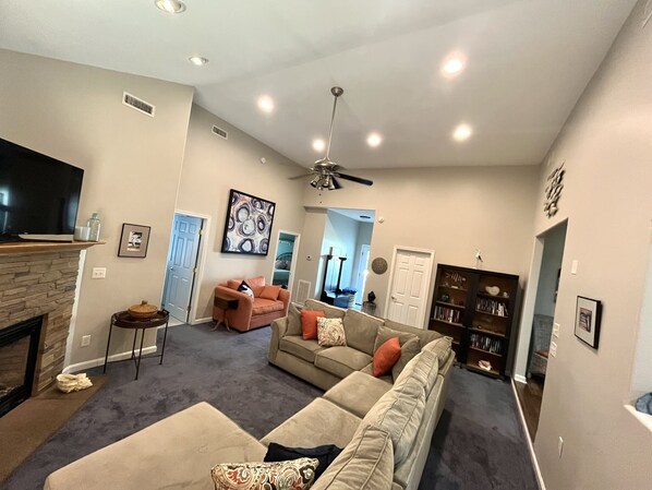 Smart TV, fireplace, DVD player, books - Beautiful Family home with access to Red Mill Pond (Milton)