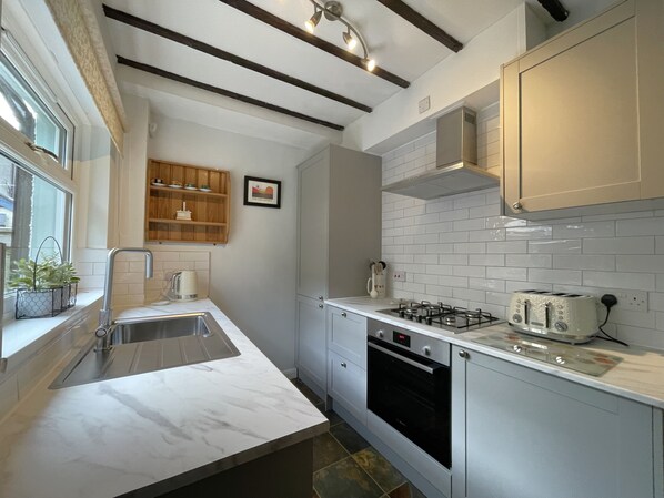 Geladeira, micro-ondas, fogão, cooktop