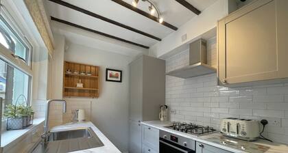 Acorn Cottage - a cottage that sleeps 6 guests in 4 bedrooms