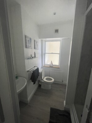 Kombination af bruser/badekar, hårtørrer, håndklæder, Sæbe