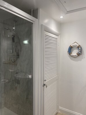 Ducha y bañera combinadas, secador de pelo, toallas y jabón