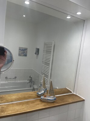 シャワー付き浴槽、ヘアドライヤー、タオル、石鹸