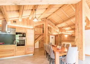 Dining - Wifi, 20m from ski slopes, 2nd floor, view mountain, terrace, balcony, tv, ski locker, 138m² (Le Grand-Bornand)