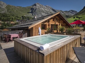 Outdoor dining - Wifi, 20m from ski slopes, 2nd floor, view mountain, terrace, balcony, tv, ski locker, 138m² (Le Grand-Bornand)