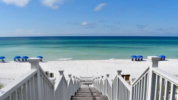 Playa en los alrededores y toallas de playa