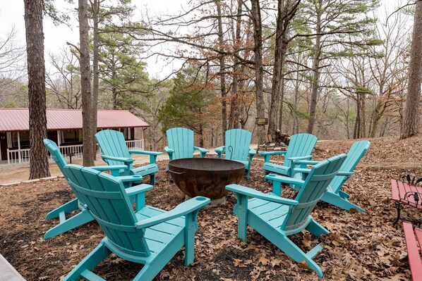 Property grounds - 3 bdm house 1 mile to SDC! Sleeps 8! (Branson)