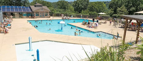 Alberca techada y alberca climatizada