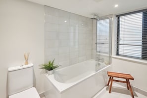 Dusj, hårføner, håndklær og sjampo