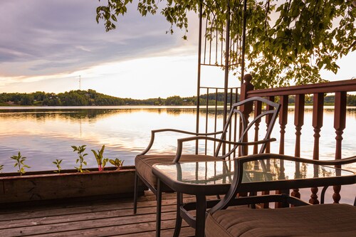 Unique romantic Waterfront home for long stay only