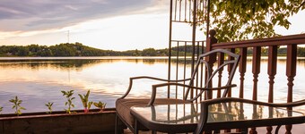 Unique romantic Waterfront home for long stay only