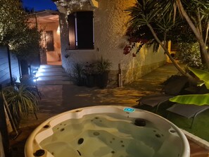 Outdoor spa tub - L'Oursinade - Jolie maison avec Jacuzzi et jardin (Bandol)