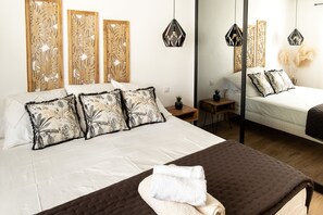 3 bedrooms, iron/ironing board, free WiFi, bed sheets - L'Oursinade - Jolie maison avec Jacuzzi et jardin (Bandol)