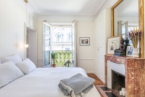 2 slaapkamers, een bureau, een strijkplank/strijkijzer, reisbedje
