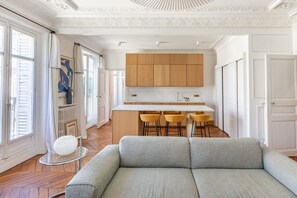 Smart TV, fireplace, computer monitors, printers