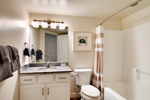 Bathtub, hair dryer, towels - 2K Top Floor Moab RedCliff Condo, POOL & HOT TUB (Moab)
