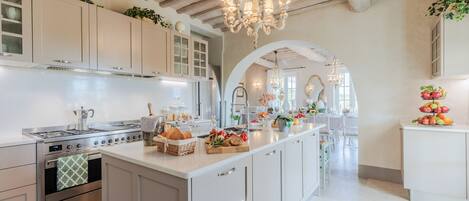 Refrigerador, microondas, horno y lavavajillas