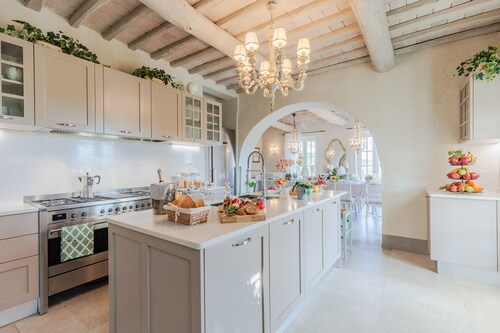 Villa Noa, Romantic 8 bedroom Luxury Farmhouse with Private Pool on the Lucca Hills