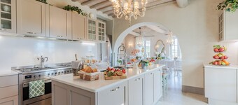 Villa Noa, Romantic 8 bedroom Luxury Farmhouse with Private Pool on the Lucca Hills