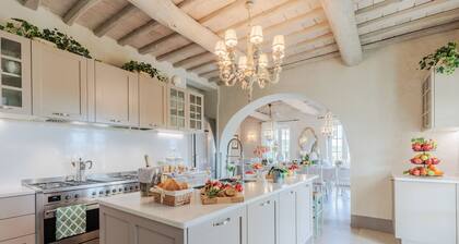 Villa Noa, Romantic 8 bedroom Luxury Farmhouse with Private Pool on the Lucca Hills