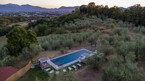 Villa Noa, Romantic 8 bedroom Luxury Farmhouse with Private Pool on the Lucca Hills