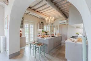 Een koelkast, een microgolfoven, een oven, een vaatwasser