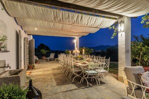 Outdoor dining - Villa Noa, Romantic 8 bedroom Luxury Farmhouse with Private Pool on the Lucca Hills (Capannori)