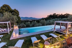 An infinity pool - Villa Noa, Romantic 8 bedroom Luxury Farmhouse with Private Pool on the Lucca Hills (Capannori)