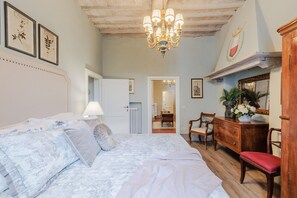 8 bedrooms, iron/ironing board, bed sheets